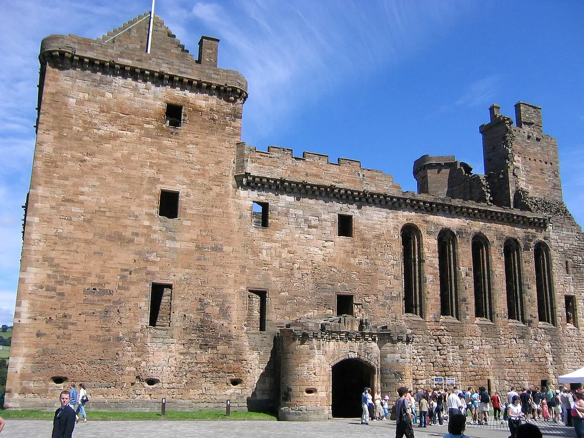 Landscape photo of Linlithgow Palace